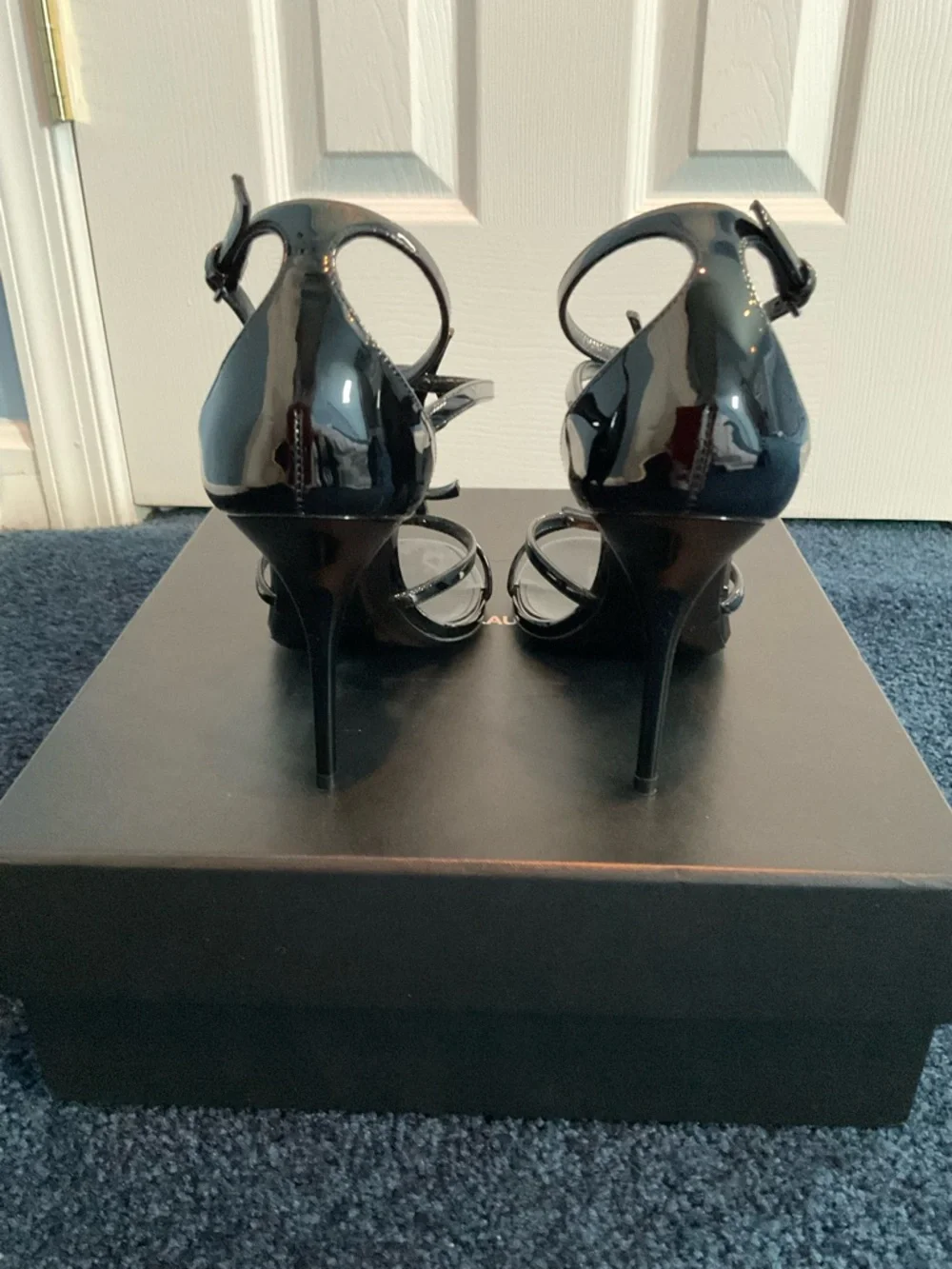Saint Laurent Cassandra Black Patent YSL Logo T-Strap Sandals - Picture 4 of 7